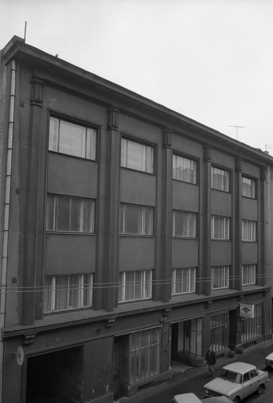 Kauplustega korterelamu Tallinnas Roosikrantsi 19, fassaadivaated. Arhitekt Eugen Sacharias