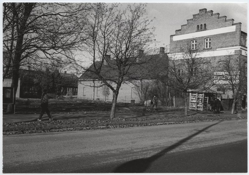 foto, Viljandi, Tallinna tn algus, kiosk, kaubamaja ots (nr 1 maja lammutatud) X 1983, foto E. Veliste