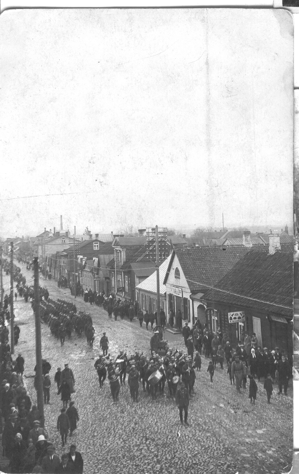 Foto. Rongkäik Võrus Kreutzwaldi tänaval 1920.a.