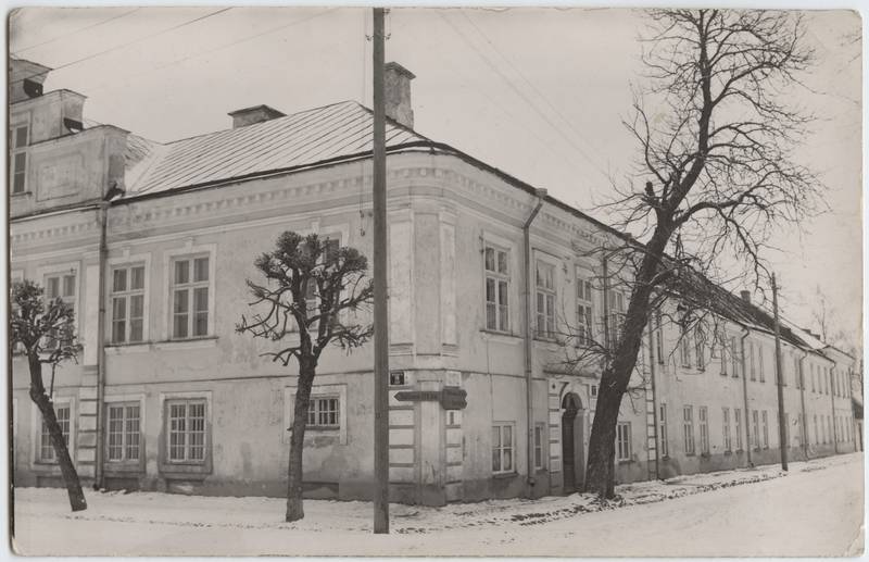 fotopostkaart, Viljandi, maja Tallinna tn 20/ Jakobsoni tn 21, hoones olnud aadlipreilide kodu Stift, kool, lastekodu, vanadekodu, 1935 läks hoone sõjaministeeriumile, 1939