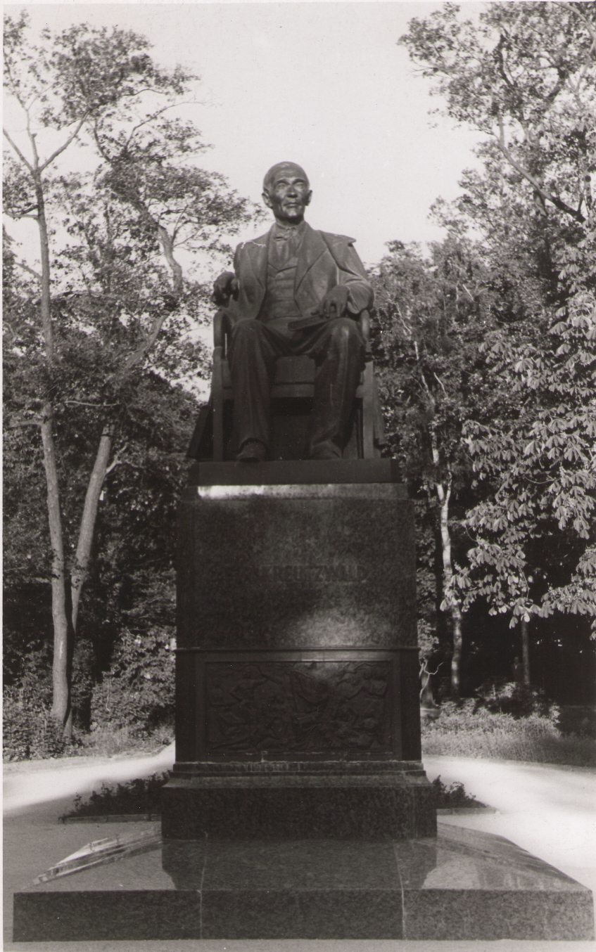 Foto. Fr. R. Kreutzwaldi mälestussammas Tallinnas, (E. Taniloo).