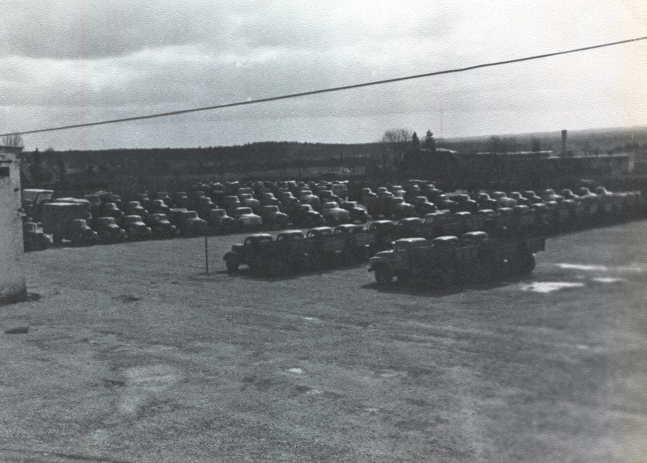 Foto. Võru Autotranspordibaasi nr. 3   territoorium, vaade veoatodele.