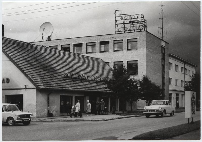 foto, Viljandi, Tallinna tn- Turu tn ristmik, kauplus Sakala (Tallinna tn 7), postkontor, 1974, foto E. Veliste
