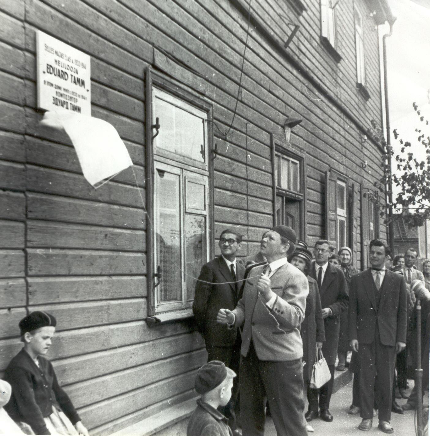 Foto. Helilooja Ed. Tamme mälestustahvli avamine 30.mail 1965.a. Võrus, Kreutzwaldi t. 51 majale, kus ta elas 1933 - 1941.