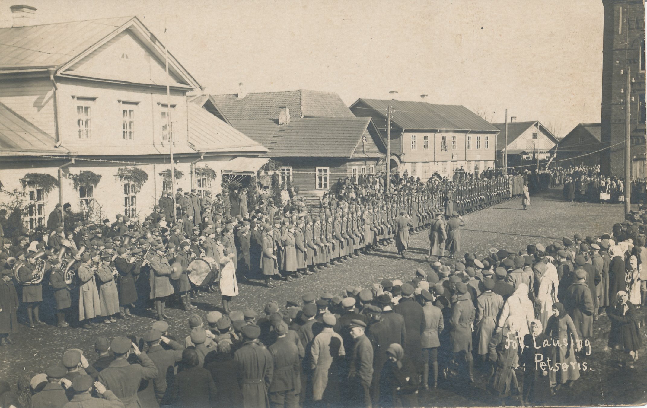 Foto. Sõjaväeparaad Petseris  1930.tel.
