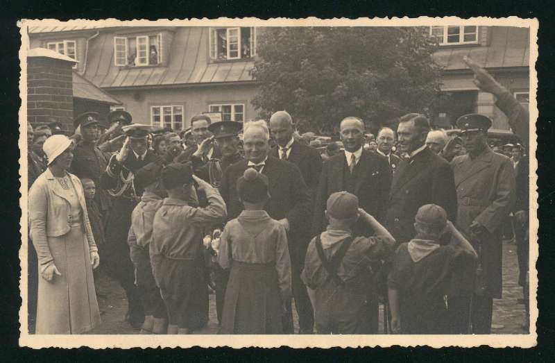 fotopostkaart, Viljandi, Tallinna tn 3, riigivanem K. Päts, koolinoored, maavanem, linnapea jt 02.09.1934, foto A. Kiisla