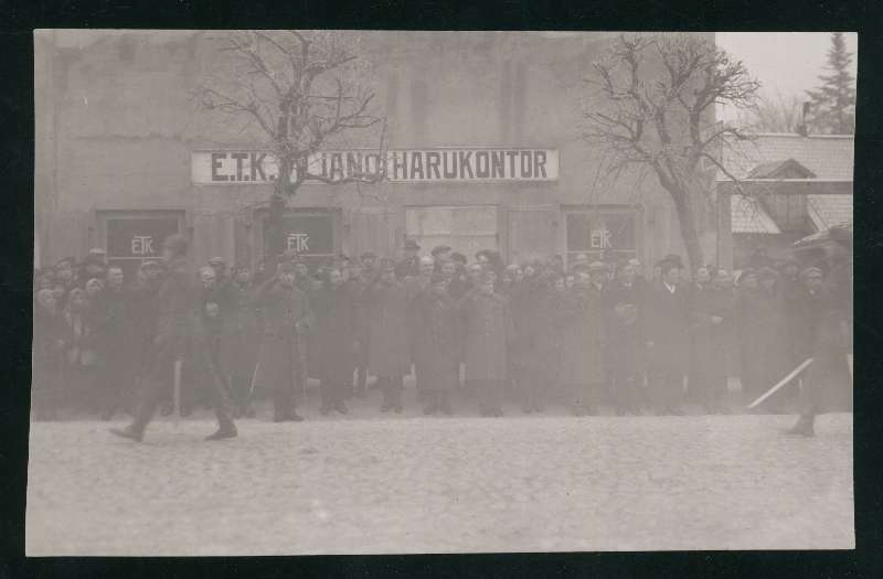 fotopostkaart, Viljandi, Tallinna tn 4, ETK Viljandi Harukontor, inimesed, auandvad sõjaväelased, saabuv kolonn, u 1935