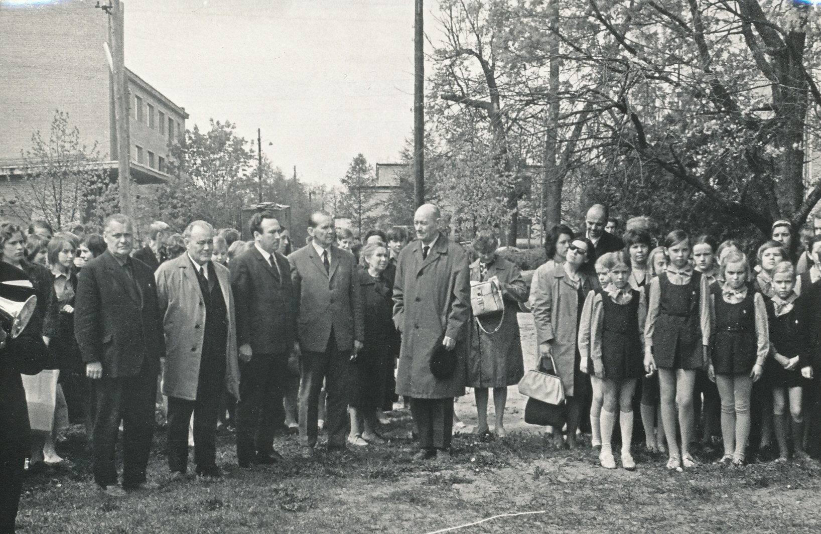 Foto. Jaan Vahtra memoriaaltahvli avamine Võrus.