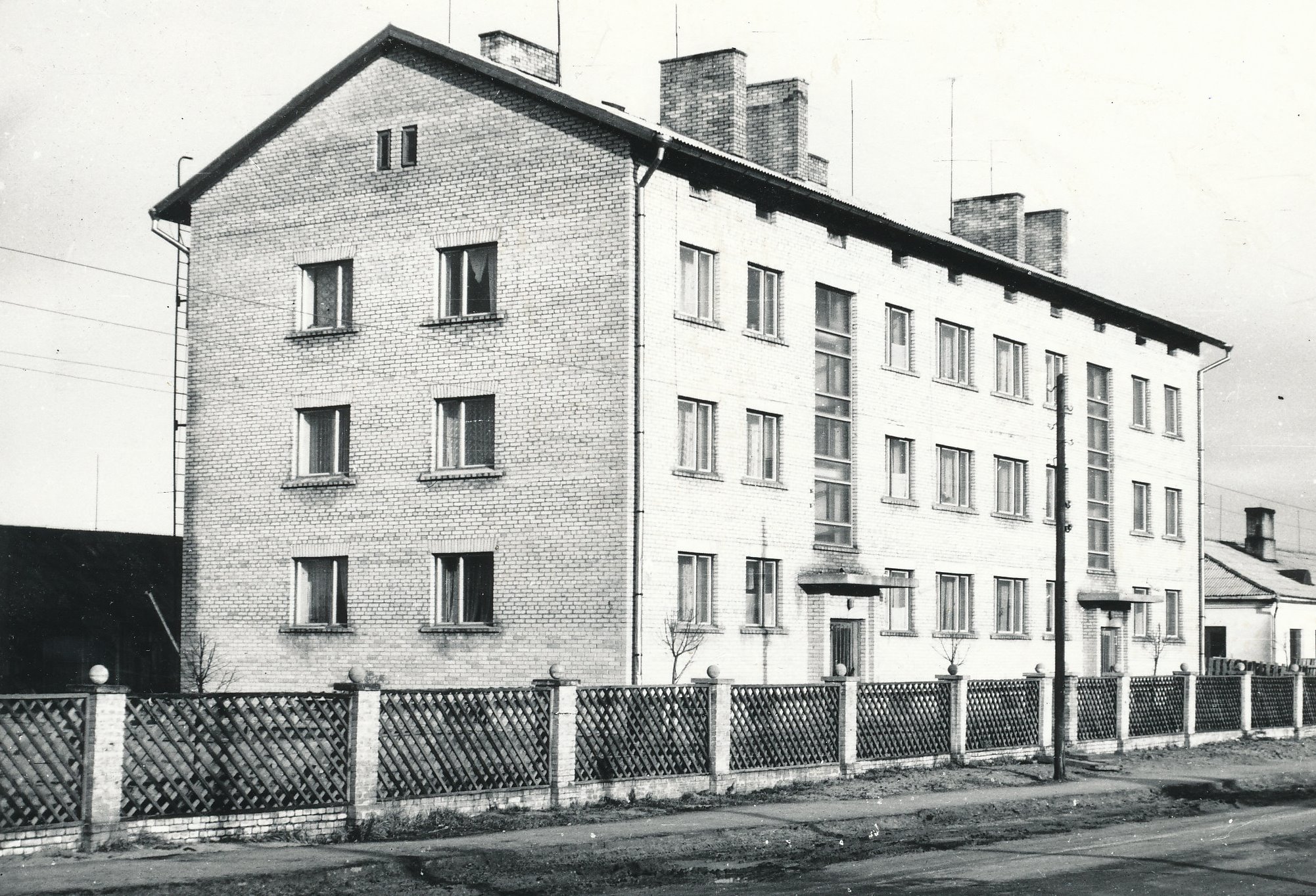 Foto. Võru Teedevalitsuse 3-korruseline elamu Võrus Räpina maanteel 1967