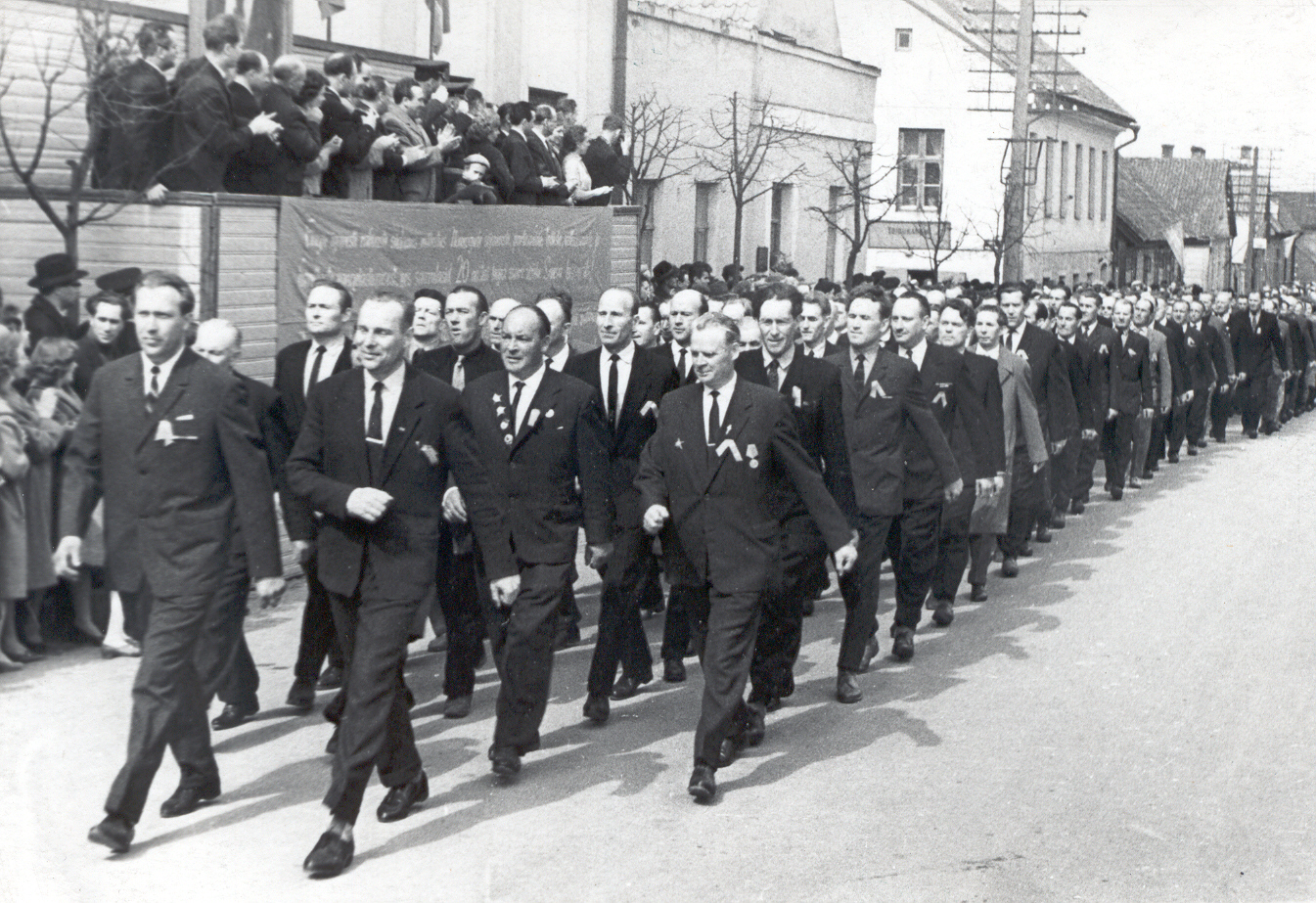 Foto. Suure Isamaasõja võidu 20.aastapäevale pühendatud miiting Võrus 9.mail 1965.a. Vaade demonstrantidele.
