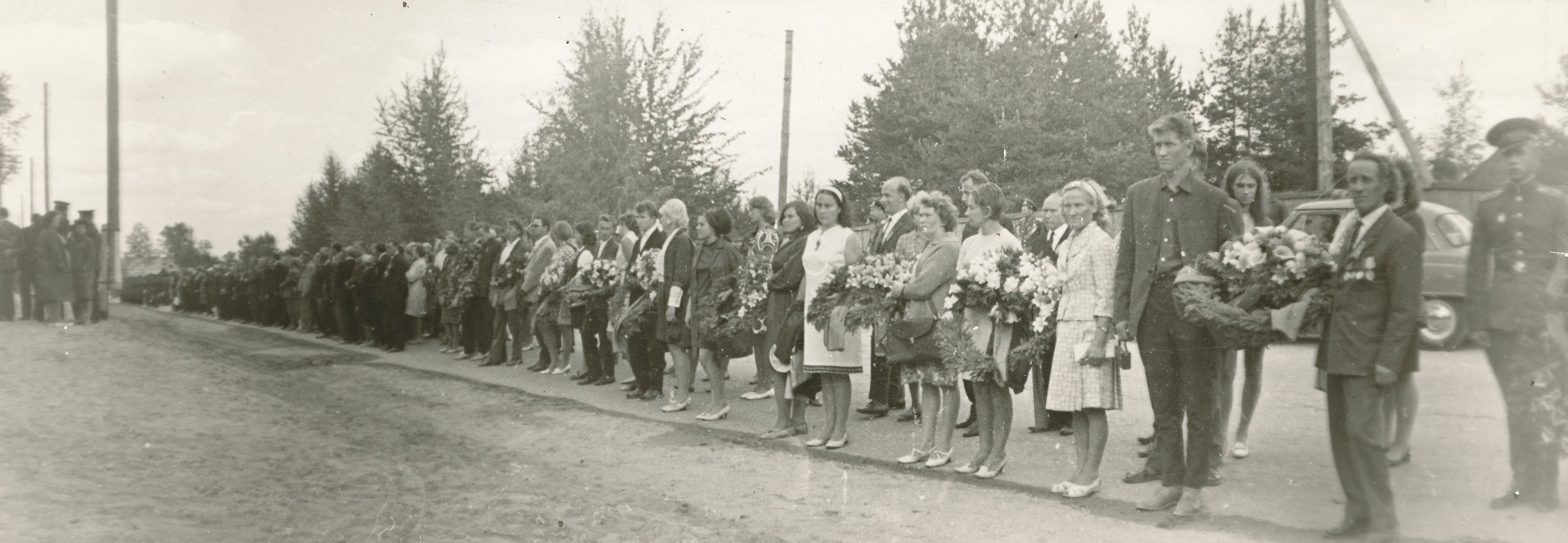Foto. Pärgade asetamine   Suures Isamaasõjas langenute kalmudele Võrus