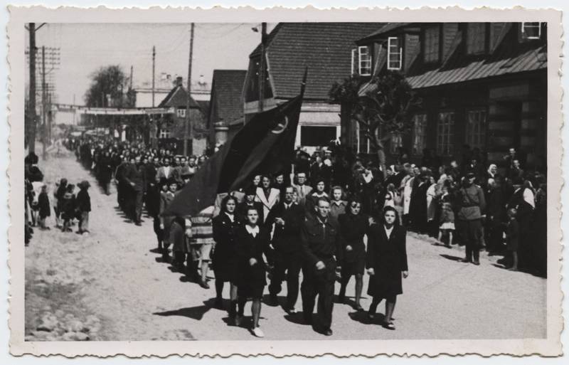 fotopostkaart, Viljandi, Tallinna tn, 1. mai? rongkäik, u 1948