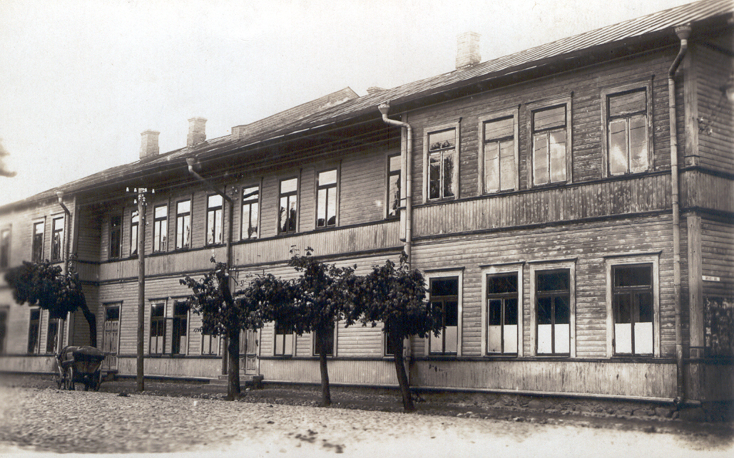 Foto.Võru Kõrgema algkool 1930.aastatel Jüri t. 39  O.Haidaku trükk Narvas.