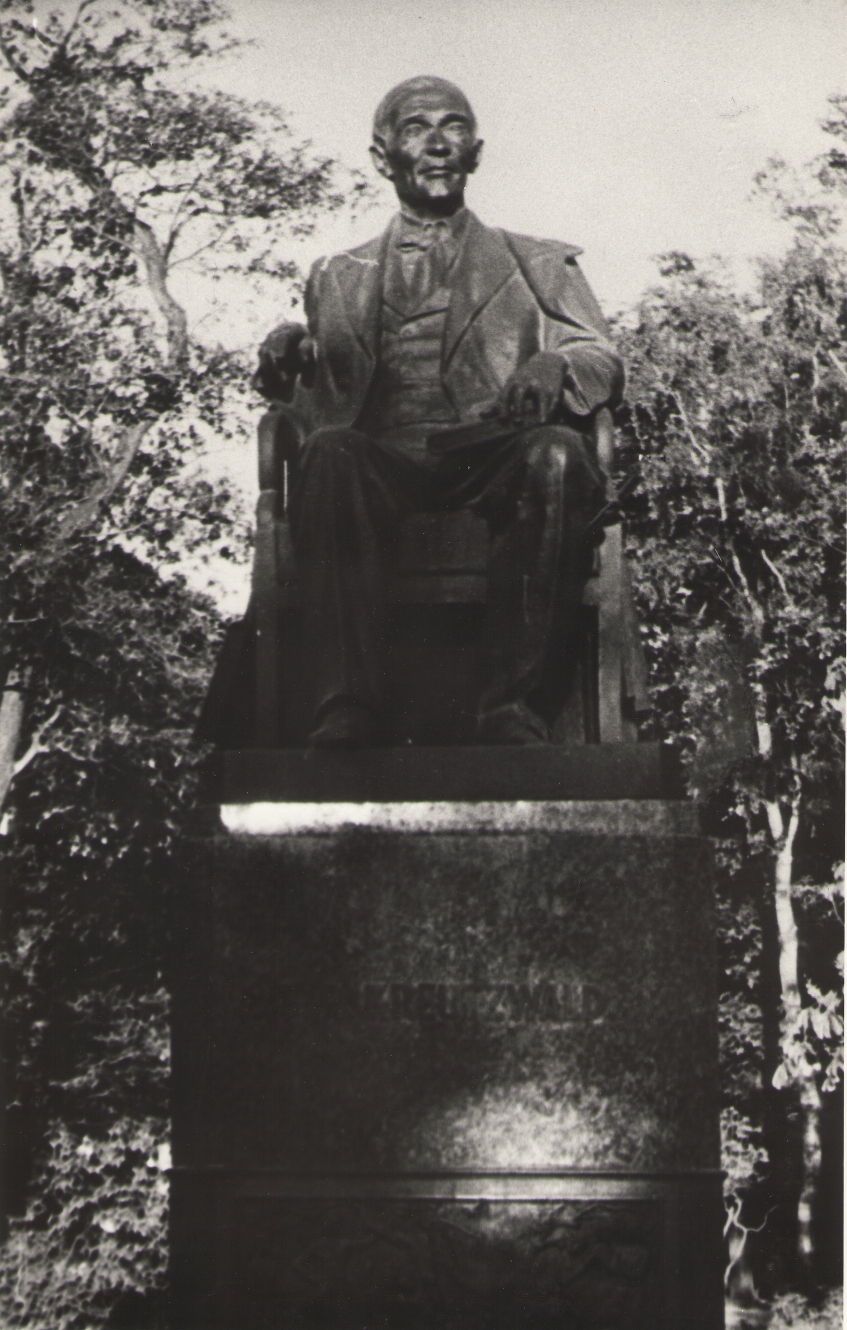 Foto. Fr. R. Kreutzwaldi mälestussammas Tallinnas, (E. Taniloo).