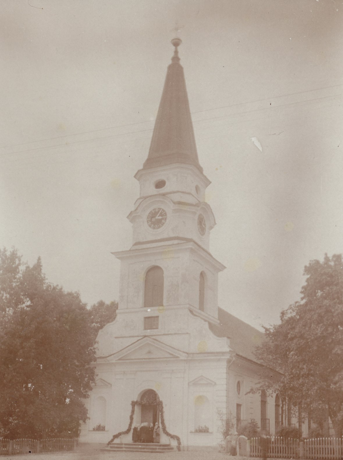 Foto. Vaade Katariina kirikule lõunast. Peasissekäik kaunistatud okstevanikuga peale 1934.aastat