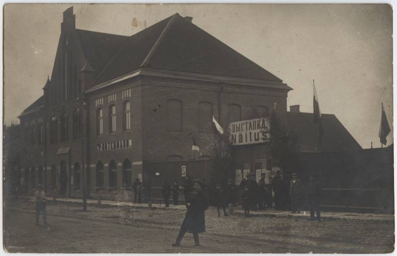 fotopostkaart, Viljandi, Tallinna tn 3, Rotermanni kaubamaja (ehitus 1907, müüdi põllumeeste seltsile 1913), näitus hoovis, u 1912-1913