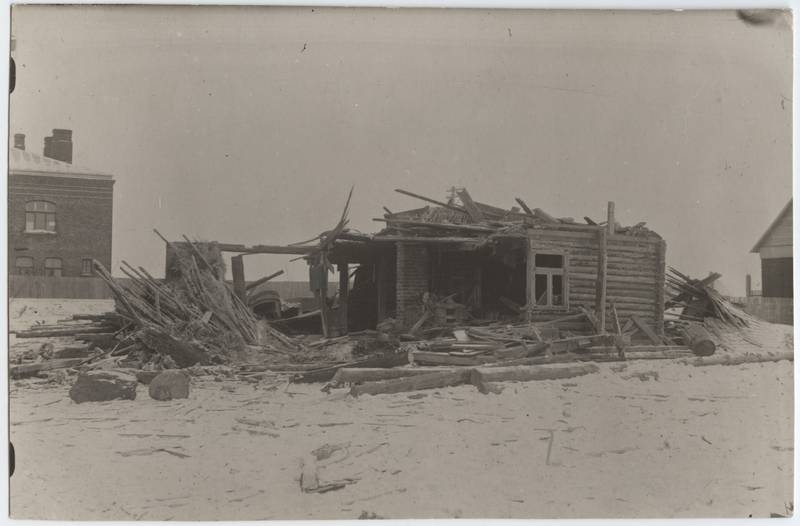 fotopostkaart, Viljandi, Tallinna tn- Endla tn nurk, purunenud hoone vangla vastas (lõhkeaine plahvatus), u 1925