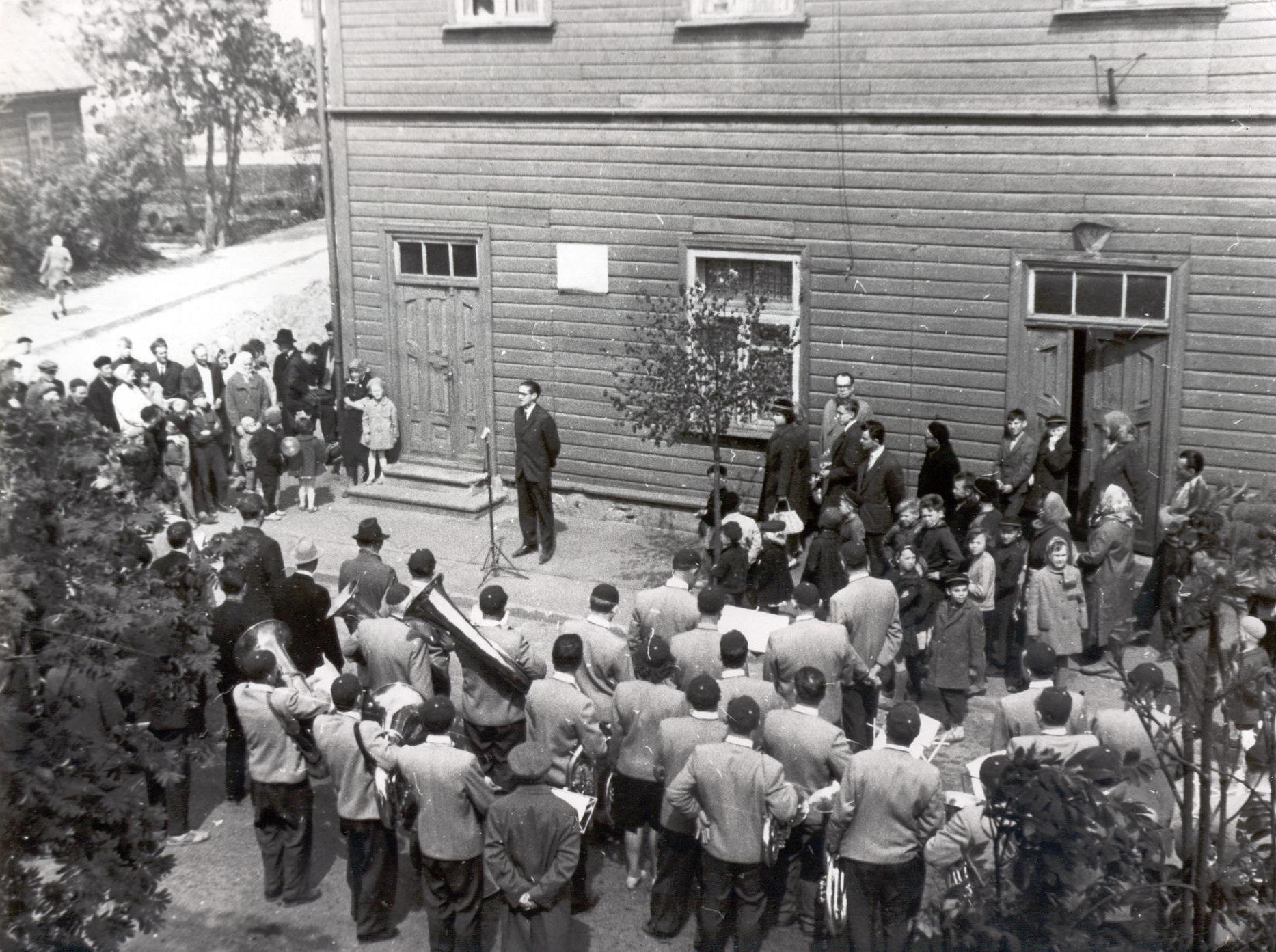 Foto. Helilooja Ed. Tamme mälestustahvli avamine 30.mail 1965.a. Võrus, Kreutzwaldi t. 51 majale, kus ta elas 1933 - 1941.