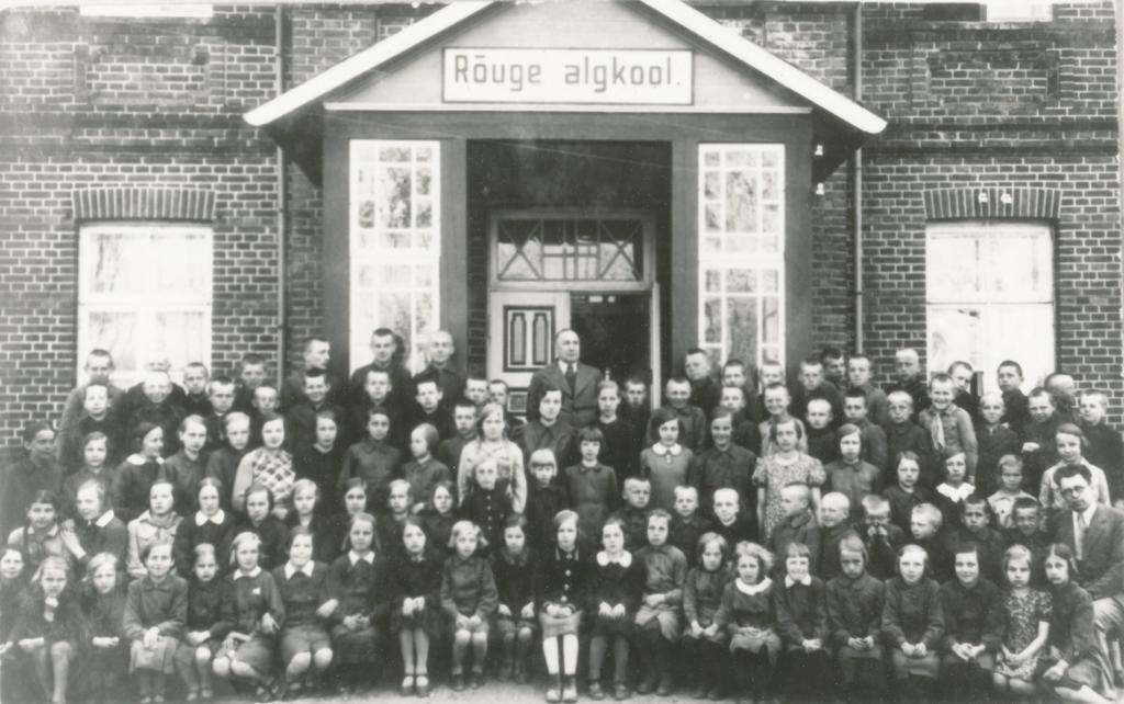 Foto. Rõuge Algkooli õpilased ja õpetajad 1939.a.  Jaan Tootseni foto.