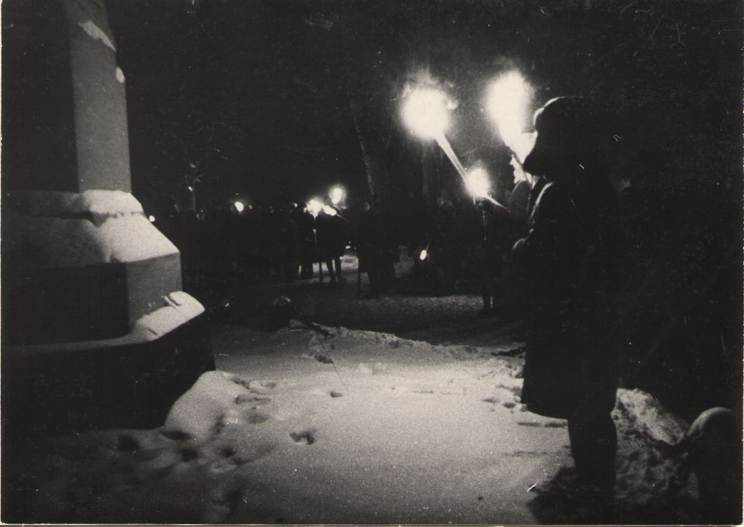 Foto. Fr. R. Kreutzwaldi nim Võru I Keskkooli õpilased tõrvikutega Kreutzwaldi mälestussamba juures, 26.12.1967.