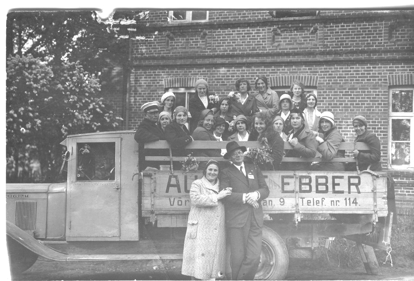 Fotopostkaart. August Ebberi veoauto koos reisijatega Rõuge kooli ees 1930.tel aastatel.