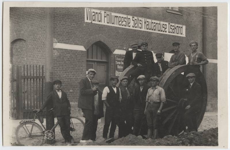 fotopostkaart, Viljandi, Tallinna tn 3, VEPS-i maja, kaablirull, mehed, u 1928