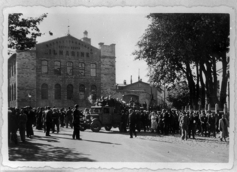 21.juuni 1940.a. sündmused Tallinnas. Rahvas koos vabastatud vangidega "Ilmarise" juures.