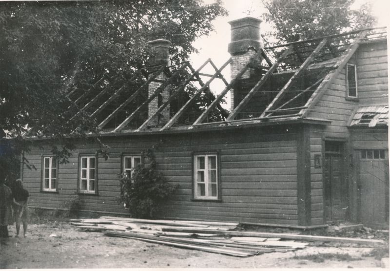 Foto. Tulekahju läbi kannatada saanud maja Nõukogude tän. 10 hoovis 1965. Foto H. Paalvelt.