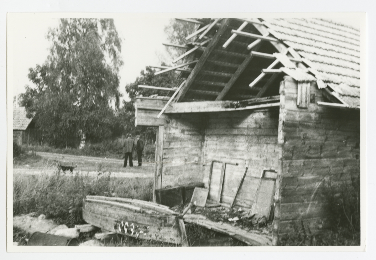 Wickströmi talu abihoone Vormsil Sviby külas. Hoone kõrval jalastega paat.