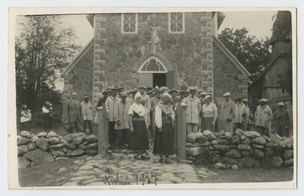 Grupp Ruhnu saare elanikke uue kiriku ees.
1937