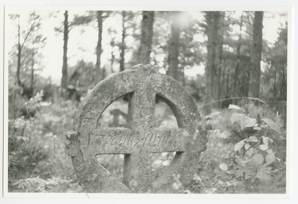 Ratasrist Vormsi Püha Olavi kiriku kalmistul