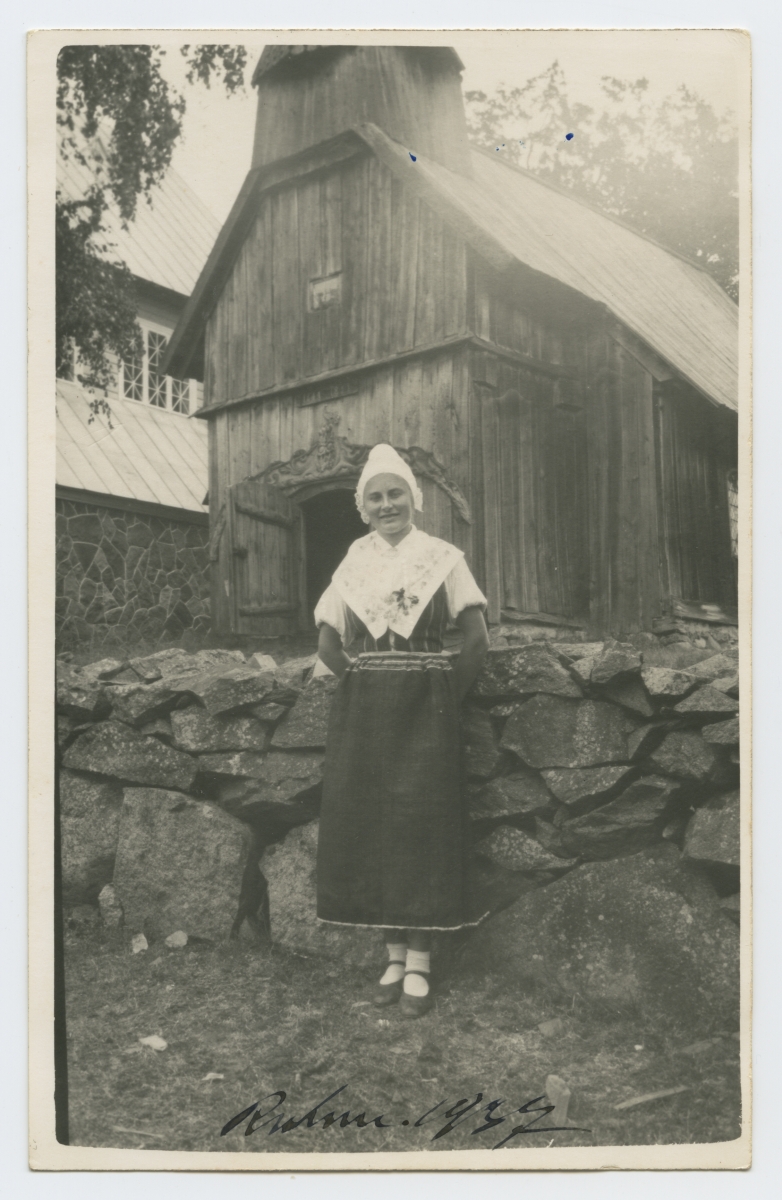 Rahvariietes Elisabeth Svän Ruhnu puukiriku ees.
1937