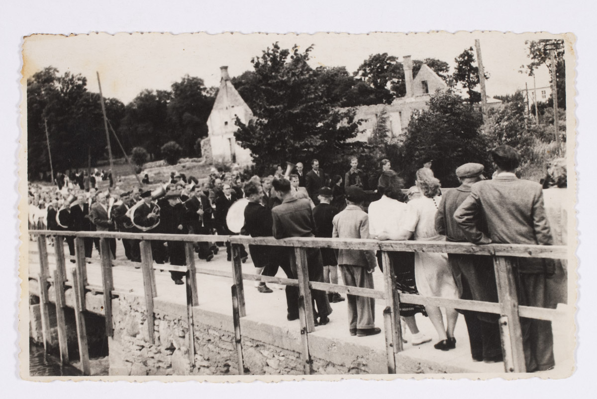 Veski t sild pärast II maailmasõda, 1950.aastate alguses. Tagapool põllumeeste seltsi hoone varemed. L. Ilmjärve kingitud foto.