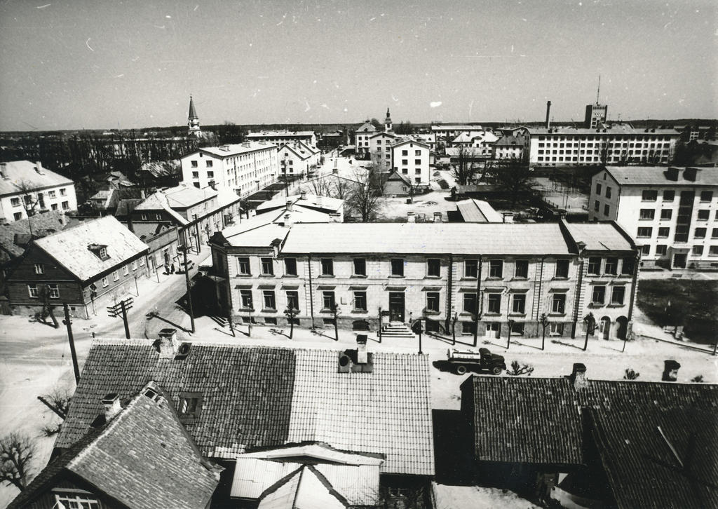 Foto.Võru vaade. Apteegihoone  ja elamud Tartu tänaval 18,20,15 1975.a.