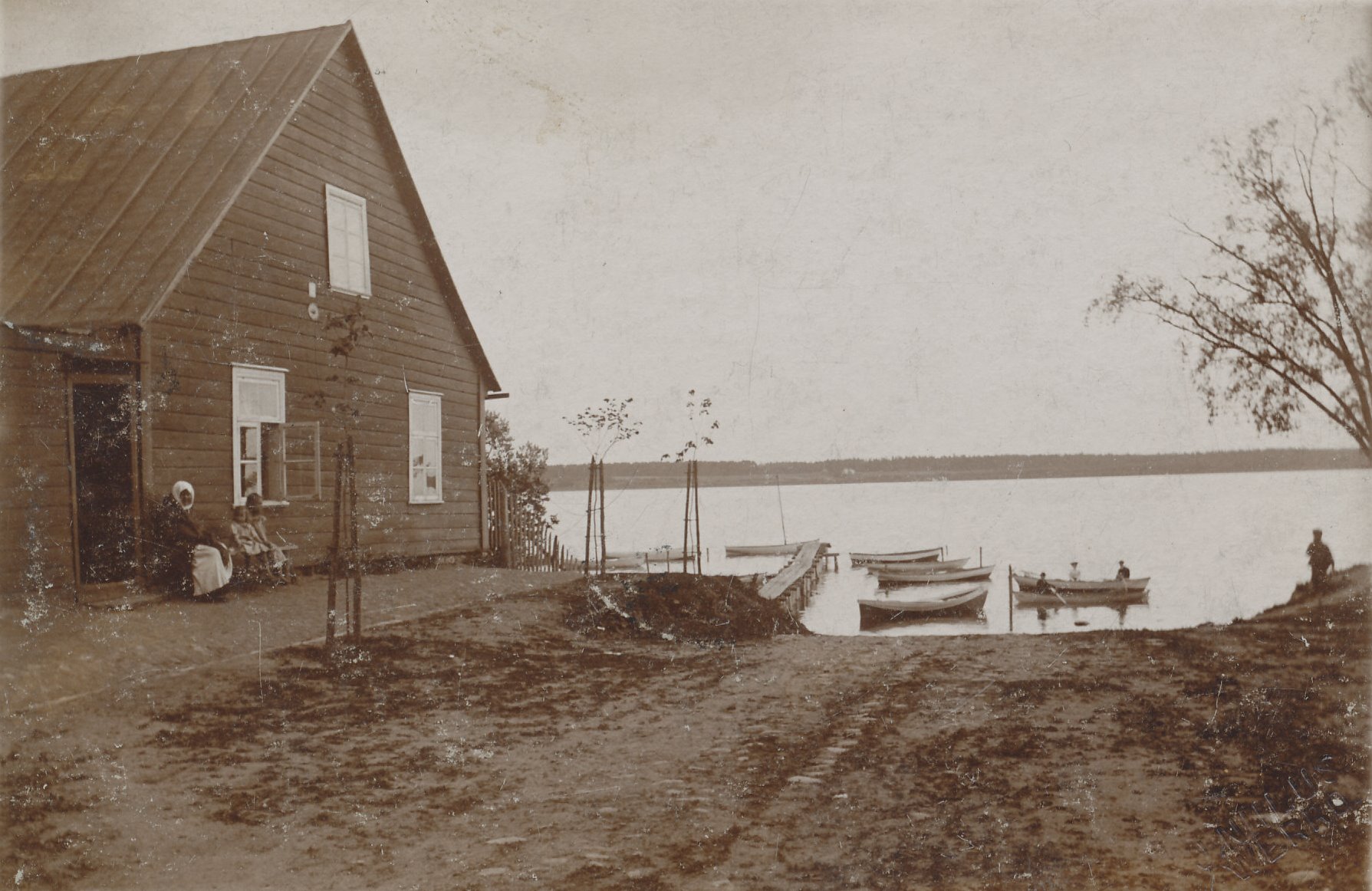 Foto. Vaade Tamula järvele Tartu tänava ja Võru pargi puiestiku juurest 1922.a.