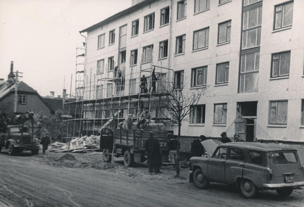 Foto. Võru linn. Elamu Tartu tänav 40, ehitas Võru MEK 1965-1966.