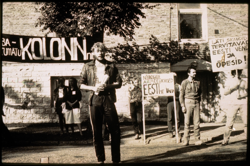 Vaba-Sõltumatu Kolonni Nr 1 poolt organiseeritud miiting Võru Sõjaväekomisarjaadi ees. 26.07.1988.
Keskel: Allar Aber (vasakpoolne) ja Ain Saar