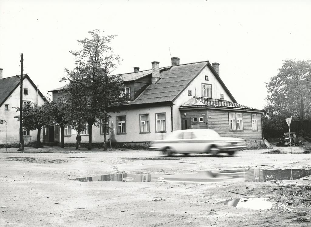 Foto. Maja, kus 1940 - 1941 asus ELKNÜ Võru Maakonna komitee mais 1977.a. Tartu t.5