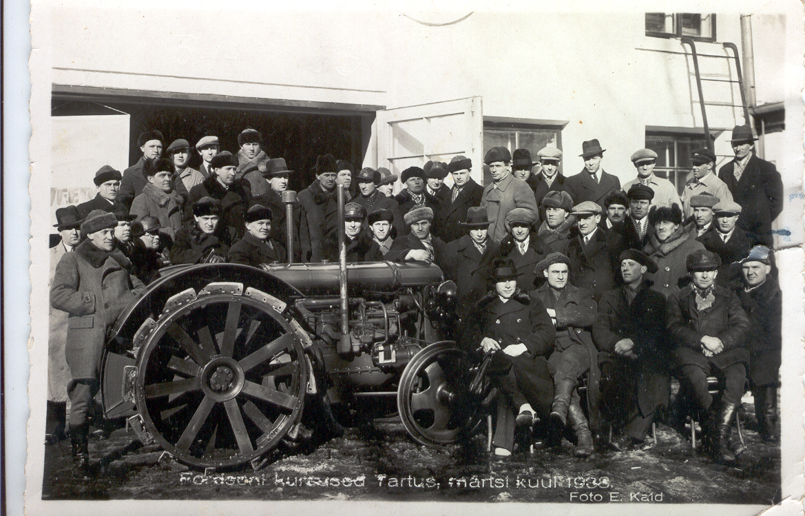 Foto. "Fordsoni" traktori kursustest osavõtjad Tartus 1938.a. märtsis.
