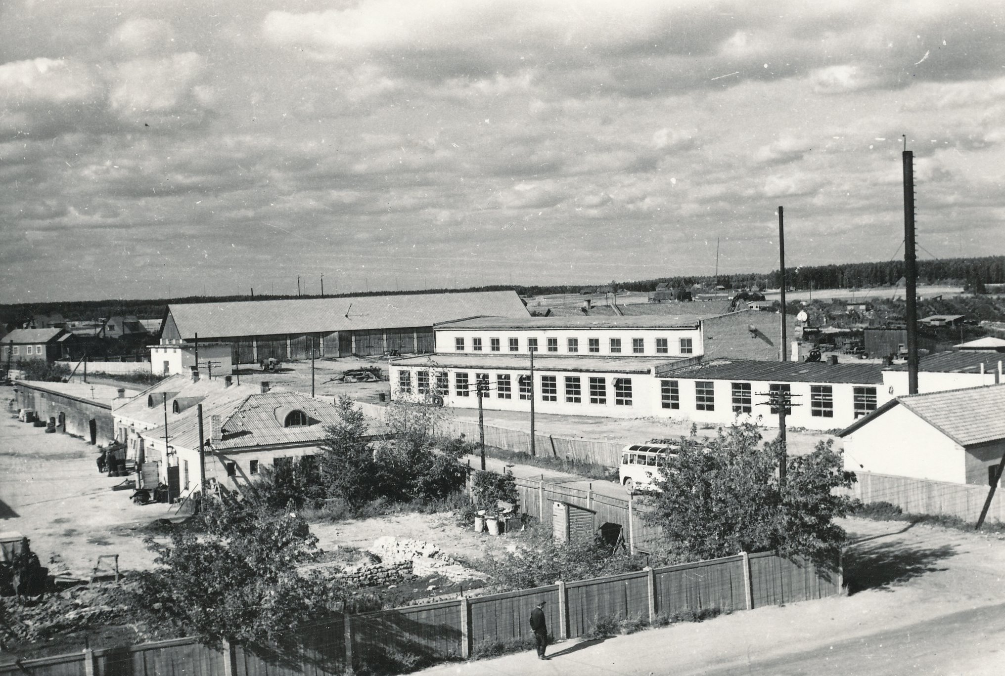 Foto. Võru Teedevalitsuse remonditöökojad Vilja tänava ääres 1967.a.