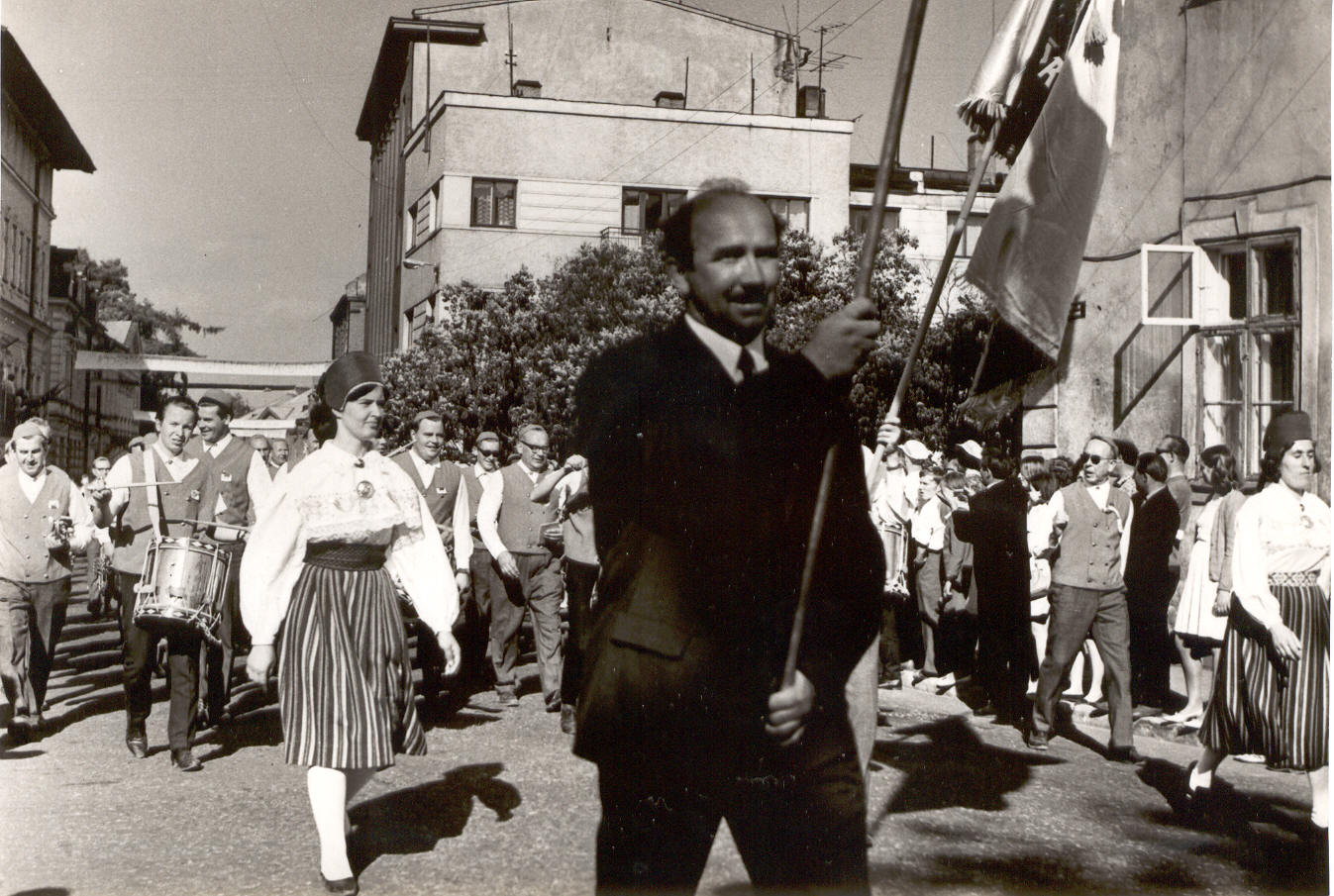 Foto.Võru rajooni lauljad  Tartu juubelilaulupeo ringkäigus.