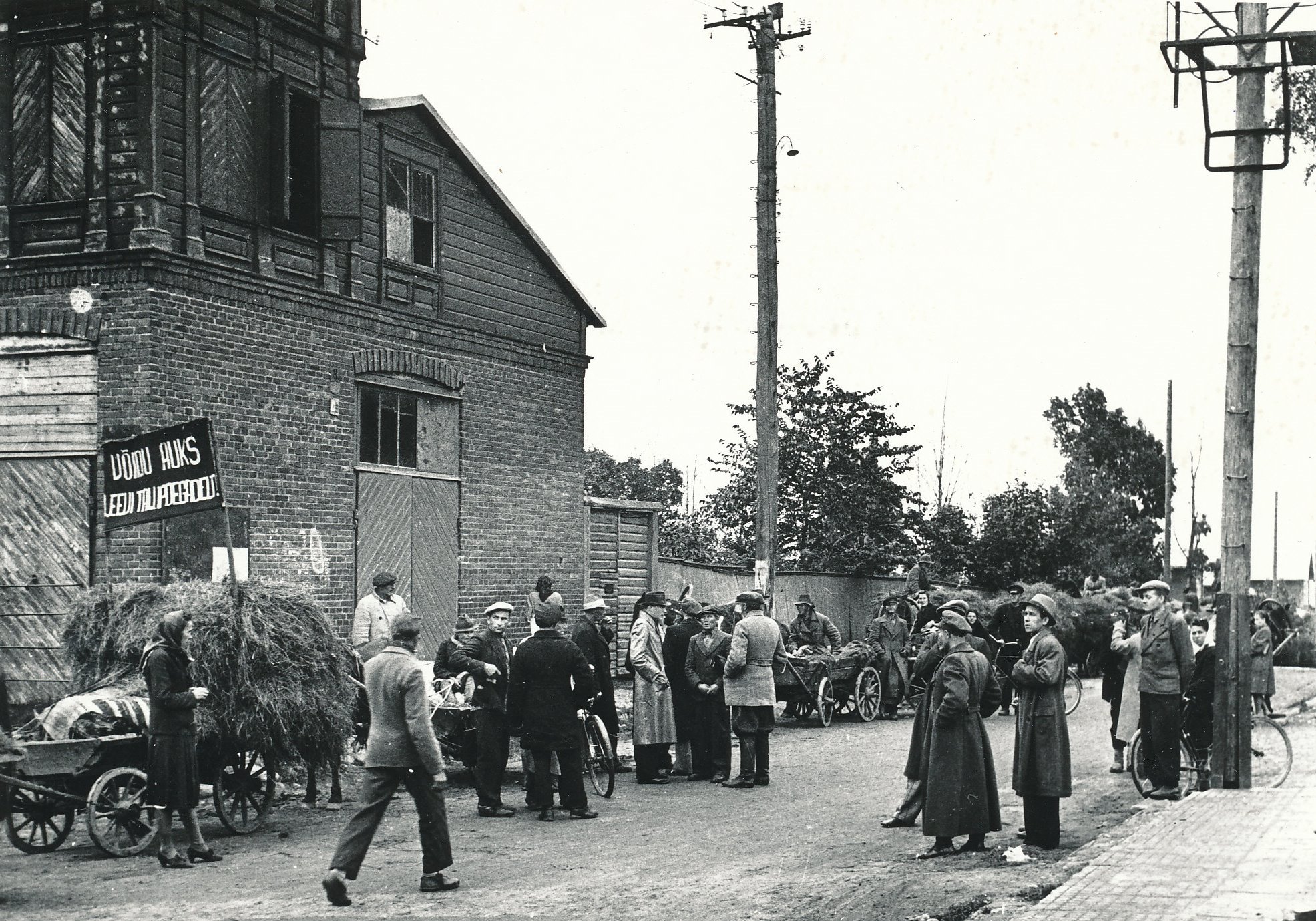 Foto.  Leevi valla talupoegade punavoor Võrus Tartu tänaval 1945.a.