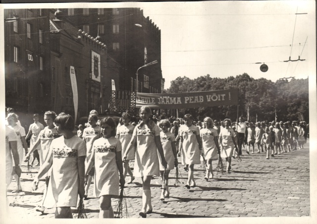 foto, Türi Keskkooli õpilased juubelilaulupeol 1969.a.