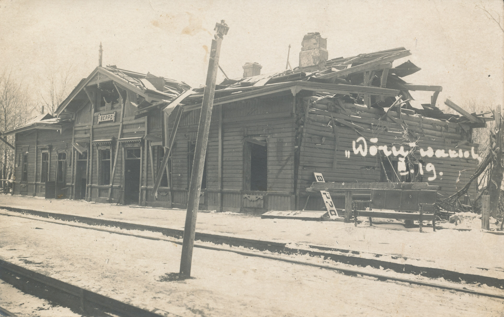 Foto. 1919.a. purustatud Võru raudteejaama hoone.