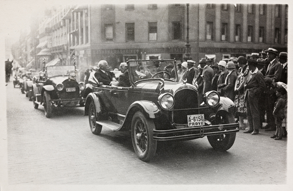 Fridtjof Nansen og Roald Amundsen en bil før feiringen på Akershus etter ferden med luftskipet "Norge", July 16, 1926