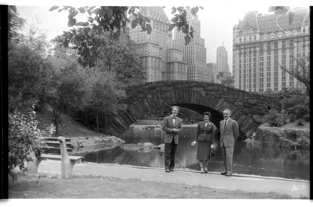 Hans Teetlaus Villem ja Raisa Tammekiviga New Yorgis Central Parkis