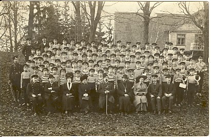 fotopostkaart, grupipilt triibulistes madrusesärkides Paide koolipoistest 1913.a.