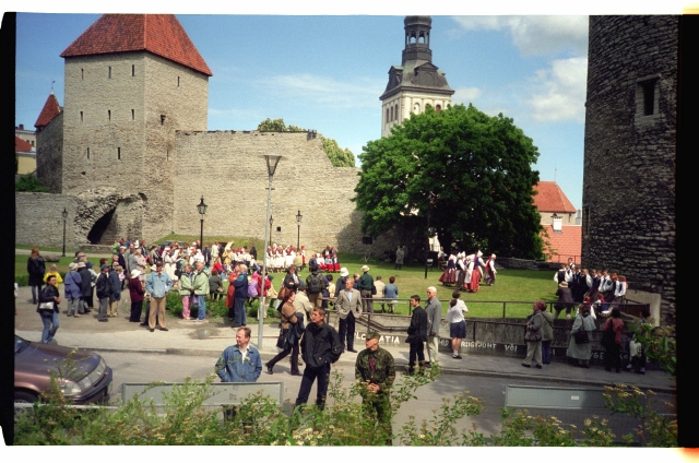 Rahvatantsijad esinemas Tallinna Vanalinna Päevade ajal Komandandi aias