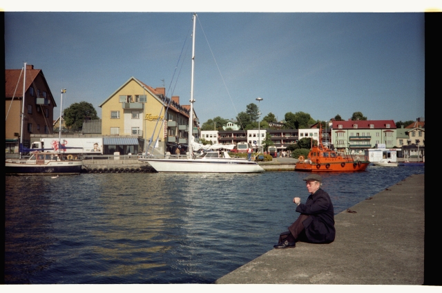 Hans Teetlaus Stockholmis sadamakail istumas