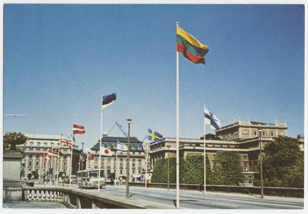 Stockholmi südalinn. Heisatud Eesti, Läti, Leedu rahvuslipud. 13.06.1975
